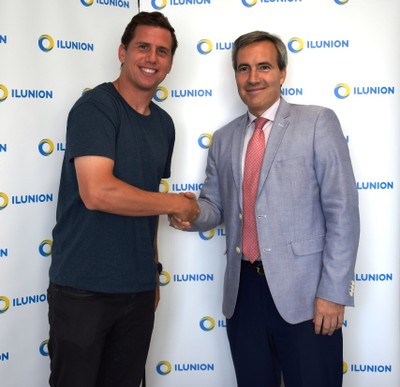 Paquito Navarro (a la izquierda) sella el acuerdo con un apretón de manos con Alejandro Oñoro