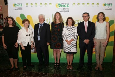 Patricia Sanz, en el centro de la imagen, junto a las autoridades locales y de la ONCE asistentes al acto en Aragón