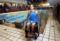Perales, sentada en su silla de ruedas junto a la piscina, tras una sesión de entrenamiento