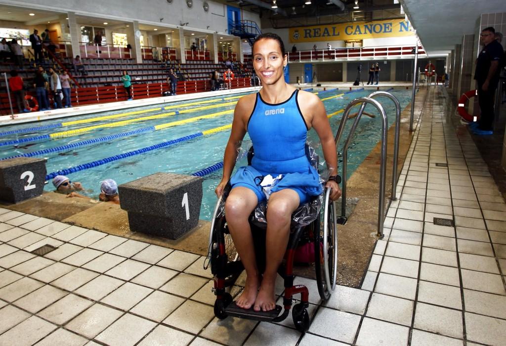 Perales, sentada en su silla de ruedas junto a la piscina, tras una sesión de entrenamiento
