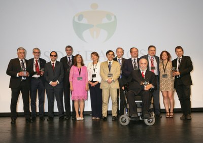 Premiados y autoridades posan en Toledo, tras recoger sus galardones, sobre el escenario