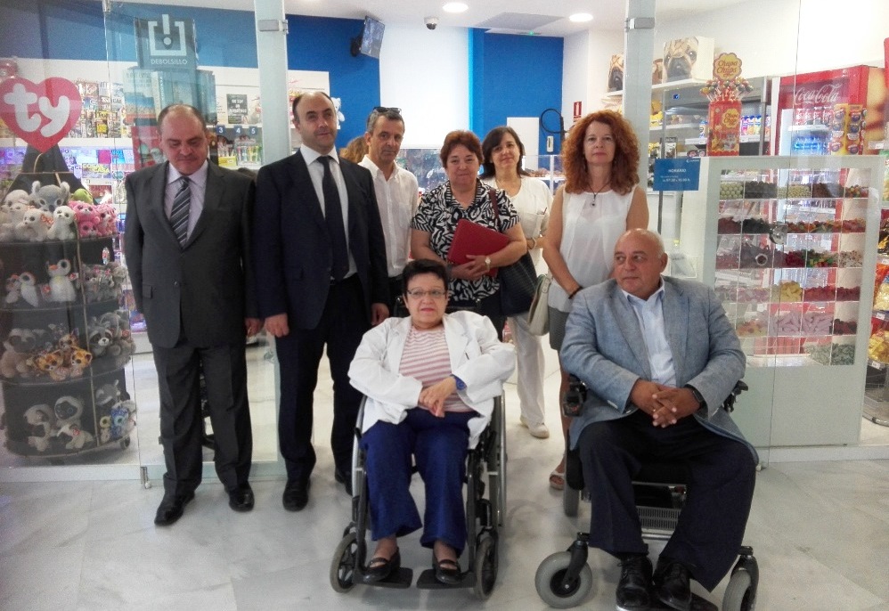 Responsables  de ILUNION Retail e invitados, en la inauguración de la nueva tienda en Almería