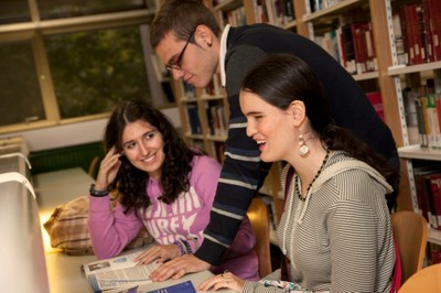 Universitaria afiliada en la biblioteca de su facultad junto a sus compañeros