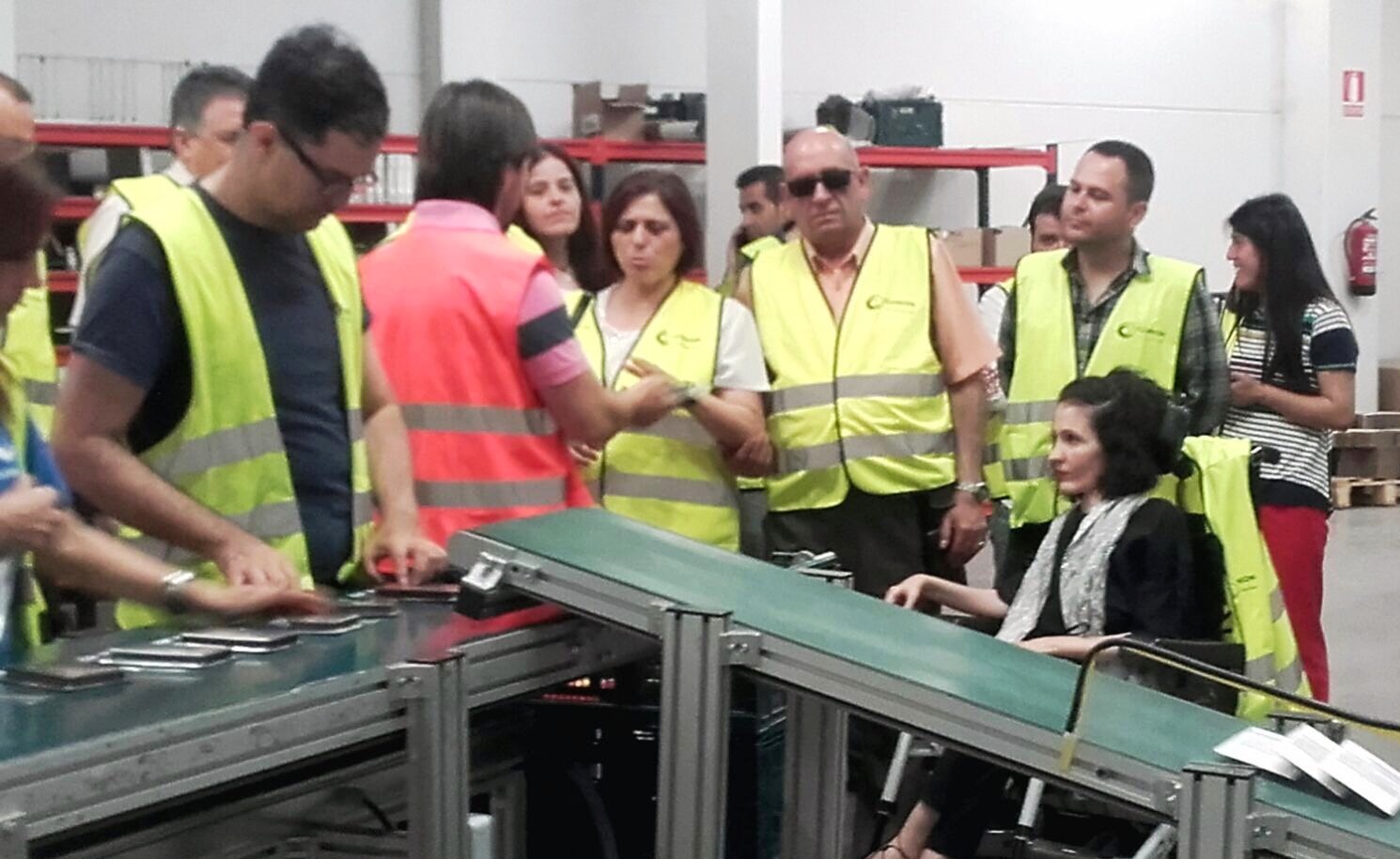 Virginia Felipe (en el centro de la imagen), junto a sus acompañantes y los responsables de la planta, durante su visita