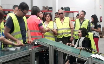 Virginia Felipe (en el centro de la imagen), junto a sus acompañantes y los responsables de la planta, durante su visita