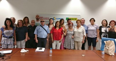 Grupo de voluntarios y representantes de la ONCE y FOAL en Sevilla