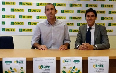 Marcelo Rosado, jefe también de Servicios Sociales de la ONCE en Málaga, y el director Comercial y de Desarrollo de Negocio en Specsavers Opticas, José Ángel Moral-Tajadura
