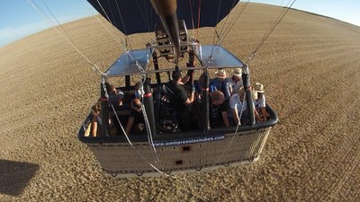 Grupo de personas en globo