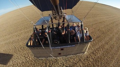 Grupo de personas en globo