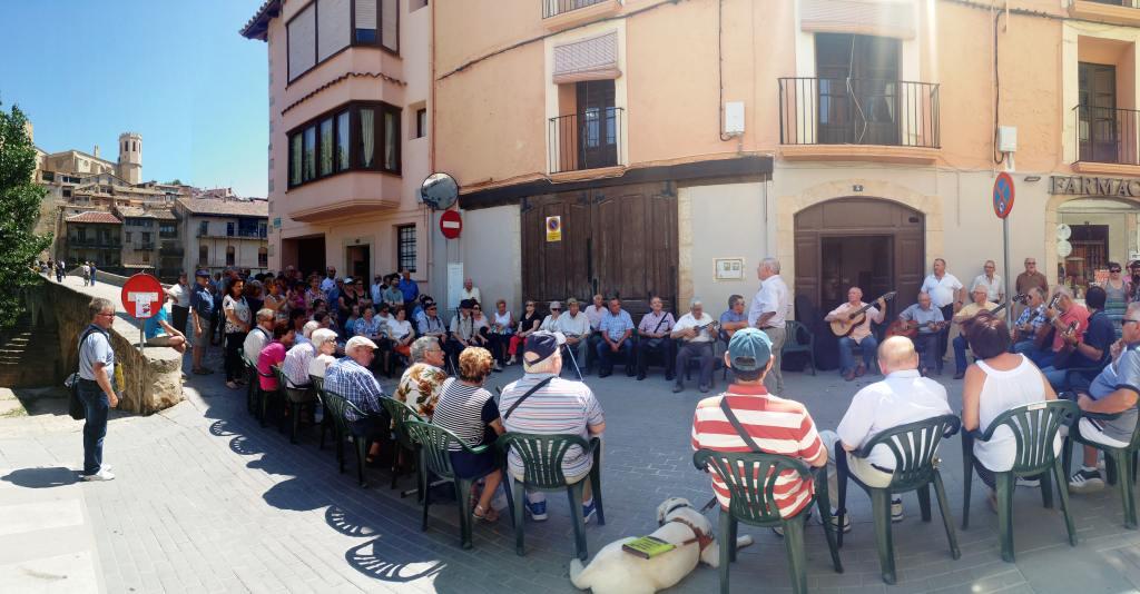 Afiliados y trabajadores de Aragón acuden a una de las actividades de calle montadas en Matarraña