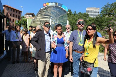 Autoridades vascas experimentan la utilización del transporte público desprovistos puntualmente de visión mediante un antifaz opaco