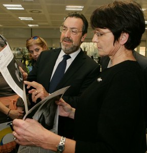 Marianne Thyssen conversa con el presidente de la ONCE, Miguel Carballeda, durante una reciente visita a Madrid
