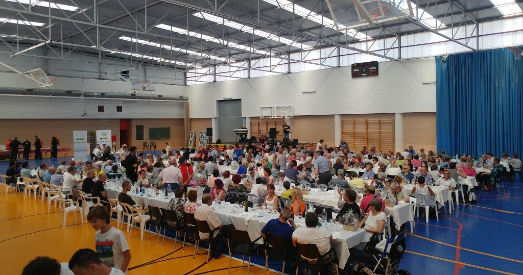 Comida del colectivo ONCE Aragón en el polideportivo local de Matarraña