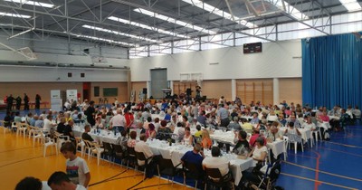 Comida del colectivo ONCE Aragón en el polideportivo local de Matarraña