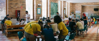 Alumnos trabajando por grupos en uno de los talleres desarrollados en el campus