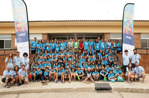 Los chavales, junto a los representantes de la ONCE, posan a la entrada de la Fundación del Perro Guía