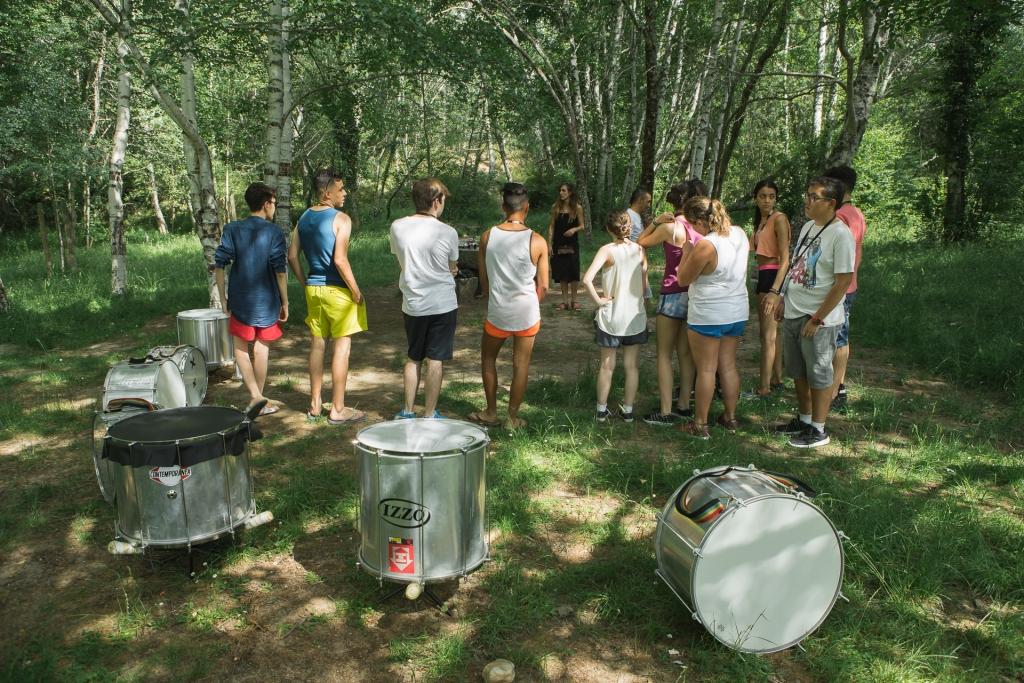 Los chavales pudieron disfrutar de actividades en Rascafría como la práctica de una batucada