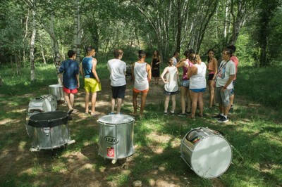 Los chavales pudieron disfrutar de actividades en Rascafría como la práctica de una batucada