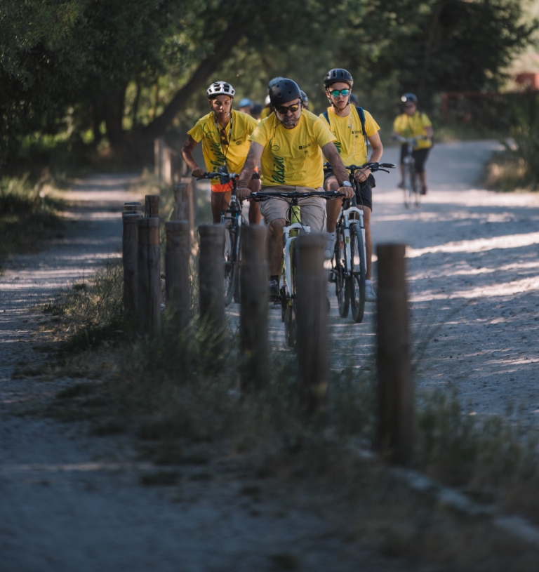 Participantes en el campus, montando en bici por la sierra madrileña