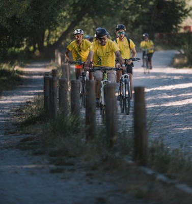 Participantes en el campus, montando en bici por la sierra madrileña