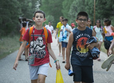 Varios de los alumnos más pequeños regresan al campus tras disfrutar en la piscina