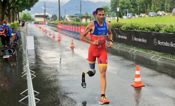 Dani Molina corre bajo la lluvia durante el tramo a pie de la prueba