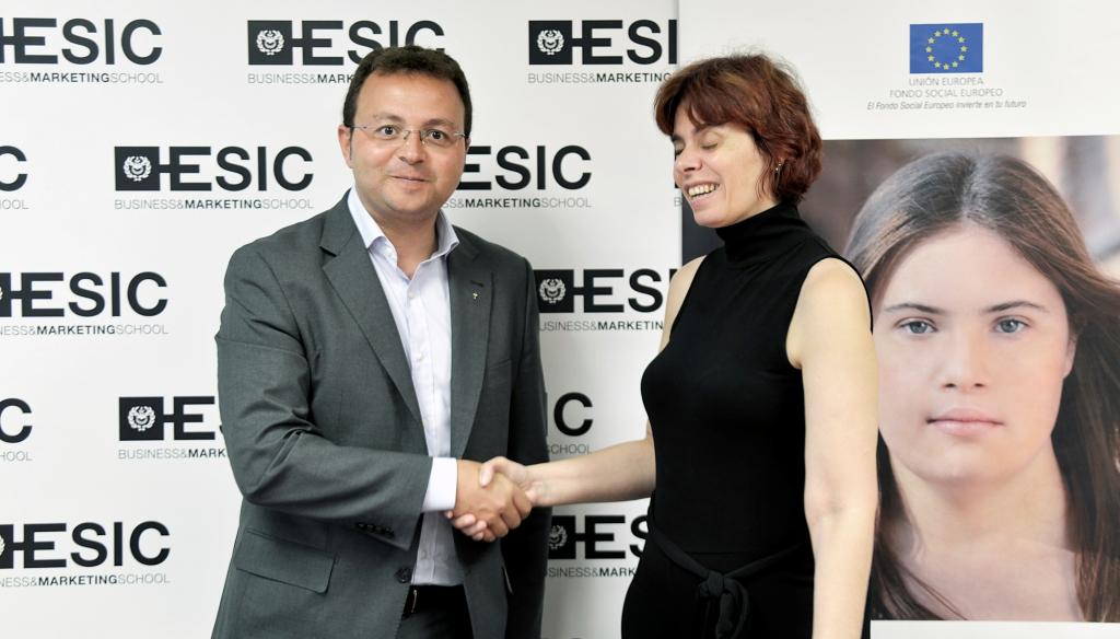 Eduardo Gómez y Virginia Carcedo sellan el acuerdo con un apretón de manos