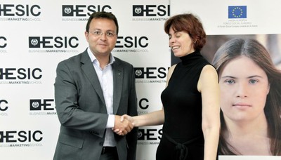 Eduardo Gómez y Virginia Carcedo sellan el acuerdo con un apretón de manos