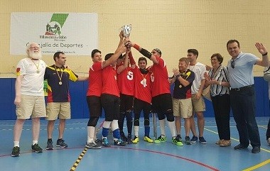 El equipo español festeja el triunfo en categoría masculina del Torneo Internacional de la FEDC