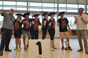 El equipo femenino de Aragón posa, ataviadas con la típica txapela vasca, con la copa de campeonas de goalball 2017