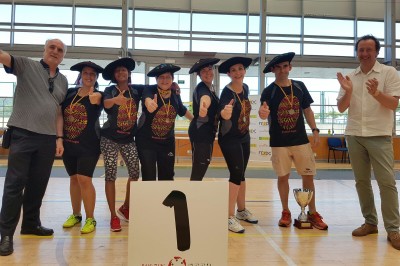 El equipo femenino de Aragón posa, ataviadas con la típica txapela vasca, con la copa de campeonas de goalball 2017