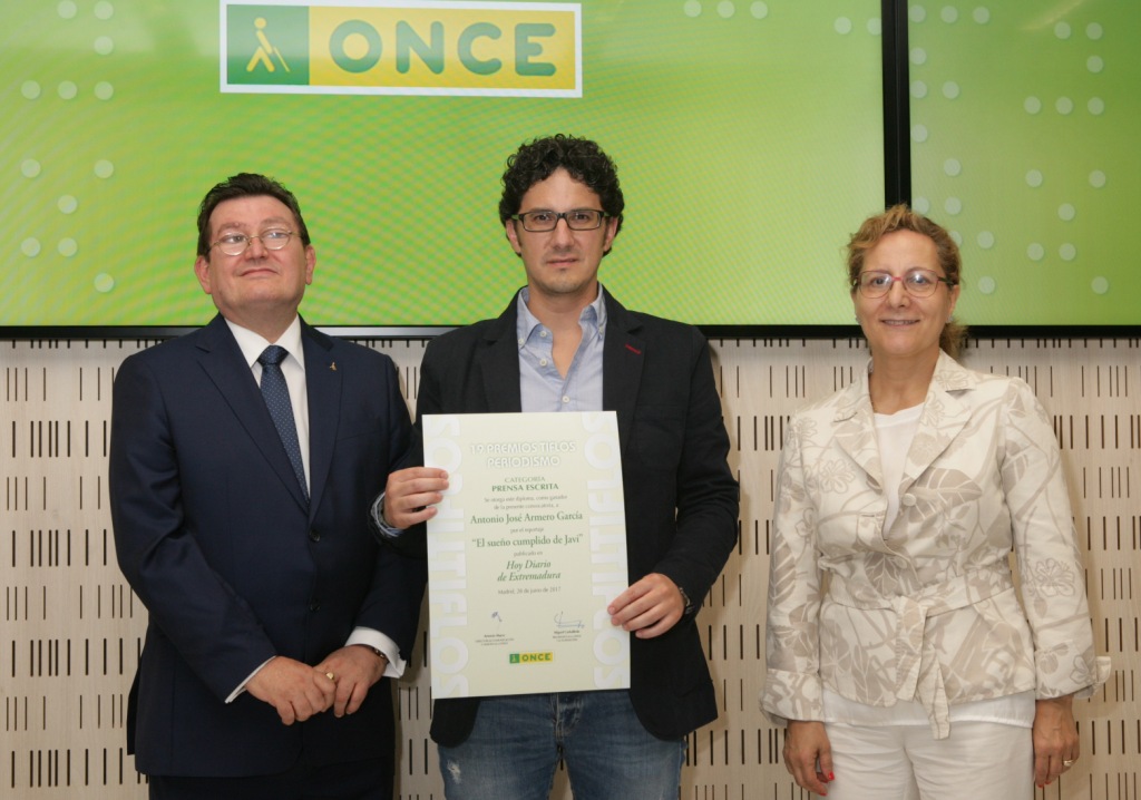 El premiado Antonio José Armero, recoge su galardón entre Elsa González y Ángel Sánchez