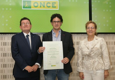 El premiado Antonio José Armero, recoge su galardón entre Elsa González y Ángel Sánchez