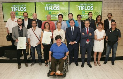 Foto de familia de los galardonados, con algunos de los protagonistas de sus historias, el director general de la ONCE y la presidenta de la FAPE