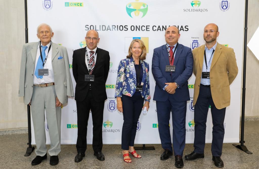 Foto de familia de los galardonados en Canarias
