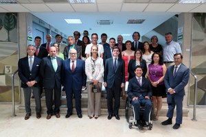 Foto de familia de los miembros de la Asamblea con la infanta Elena, tras la celebración del acto