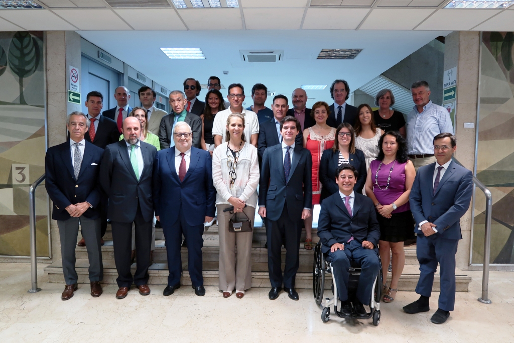 Foto de familia de los miembros de la Asamblea con la infanta Elena, tras la celebración del acto
