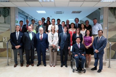 Foto de familia de los miembros de la Asamblea con la infanta Elena, tras la celebración del acto