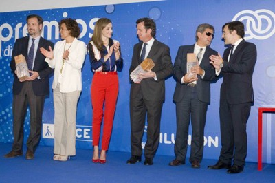 Foto de familia de los premiados con S.M. la reina, la ministra de Asuntos Sociales y ALberto Durán