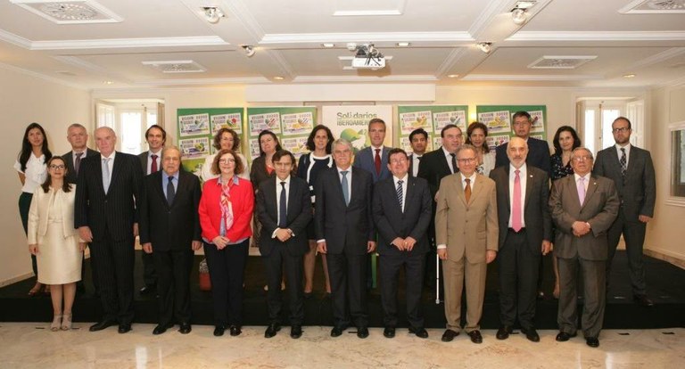 Foto de familia de todos los embajadores con el ministro y los responsables de la ONCE