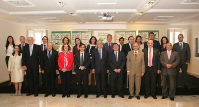 Foto de familia de todos los embajadores con el ministro y los responsables de la ONCE