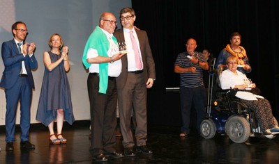 José Luis Pinto entrega un reconocimiento a un trabajador vasco, recién jubilado, durante la gala celebrada en el Kursaal