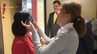 La presidenta Darias se pone un antifaz opaco para realizar un 'recorrido a ciegas' por las instalaciones tinerfeñas