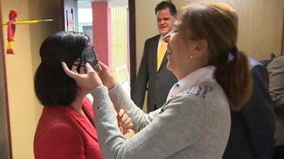 La presidenta Darias se pone un antifaz opaco para realizar un 'recorrido a ciegas' por las instalaciones tinerfeñas