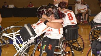 Las componentes de la selección femenina se abrazan tras vencer a Turquía y clasificarse para el Mundial