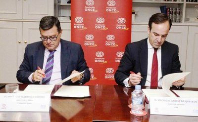 Martínez Donoso (a la izquierda) y García de Quevedo rubrican el acuerdo