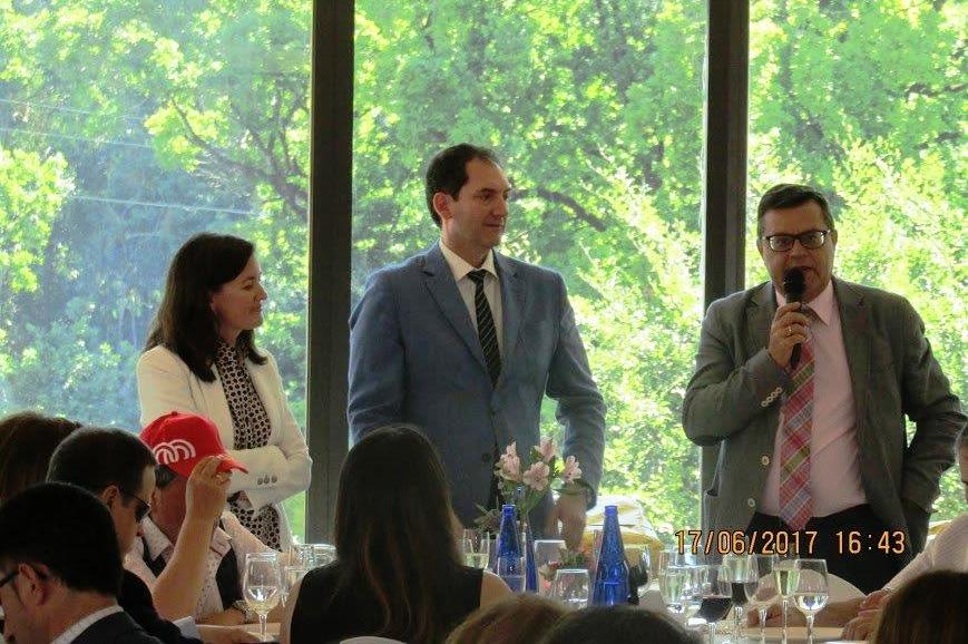 Martínez Donoso se dirige a los participantes en el almuerzo institucional en Puenteviesgo