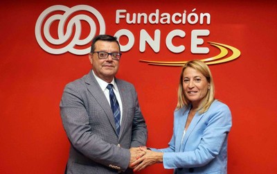 Martínez  Donoso y Elena Nevado sellan el acuerdo con un apretón de manos