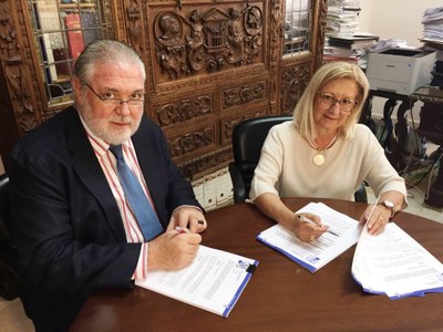 Pablo Martín, director general de ILUNION Sociosaniario, renueva el convenio con la teniente de alcalde de Badajoz, Rosario Gómez de la Peña