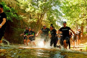Participantes de ILUNION, en plena carrera, durante una edición de la Spartan Rice